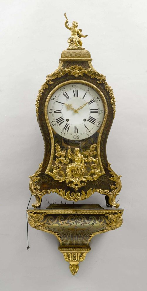 LARGE BOULLE CLOCK ON PLINTH, Regency, probably Neuchâtel ca. 1720. Brown tortoise shell inlaid with engraved brass festoons. Rich bronze mounts. White enamel dial. Movement with verge escapement striking the 3/4-hours on 2 bells. Repeater on demand. H 116 cm. The case requires some restoration.