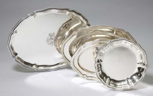 SET OF 4 PLATTERS, different shapes and origins, 20th century. Largest platter with engraved coat-of-arms on the mirror. 31 - 55 cm, total weight 4425 g.