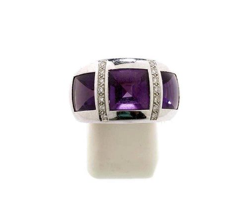 AMETHYST AND DIAMOND RING. White gold 750. Modern, convex band ring, set with 3 square amethyst cabochons totalling ca. 7.40 ct and two brilliant-cut diamond lines totalling ca. 0.20 ct. Size 53.5.