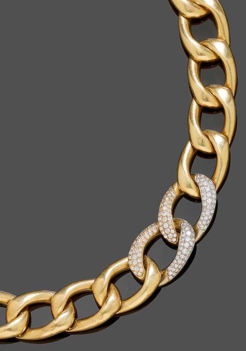 GOLD AND DIAMOND NECKLACE WITH BRACELET. Yellow and white gold 750, 131g. Casual-elegant necklace with broad curb links, 2 central bicolor links completely set with brilliant-cut diamonds totalling ca. 1.40 ct. Matching bracelet with 3 diamond-set links, totalling ca. 2.10 ct. L ca. 43 cm and ca. 20 cm.