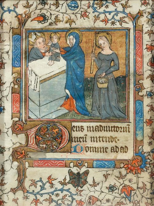 BOOK ILLUMINATION.- Page from a Book of Hours. France, 2nd half of the 15th century. With a depiction of Jesus being presented to the Temple. Below this a three-line text in bistre, with ornamented letter D (eus in adiutorium meum intende...) The page is decorated with trailing flowers and butterflies in black pen and heightened in red, blue and gold. The miniature painting is rendered in gouache and black pen on vellum, heightened with gold. 14 x 10.2 cm. Verso a twelve-line text in bistre and red, heightened with blue, red and gold. Framed. – Small areas of rubbing, overall good condition.