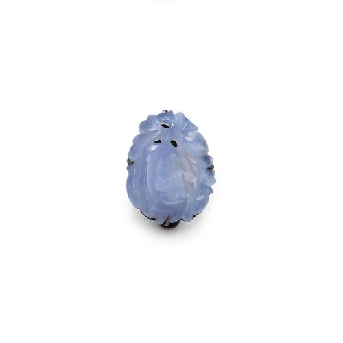 CHALCEDONY CLIP, SUNG, China, ca. 1950. Silver. Attractive clip of 1 cut chalcedony with aubergine motifs. Clip signed Sung China. Ca. 3.3 x 2.6 cm.