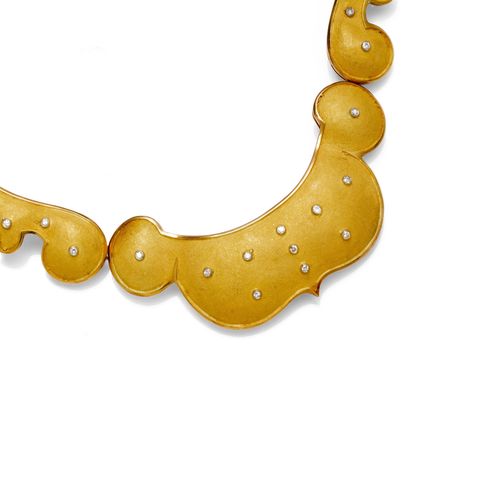 GOLD AND DIAMOND NECKLACE, FONTANA, Rome, ca. 1970. Yellow gold 750, 75 g. Necklace of 8 matte-finished gold elements, decorated with 41 brilliant-cut diamonds. Total diamond weight ca. 0.80 ct. L ca. 39 cm. With original case.