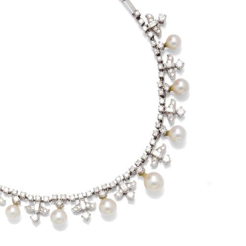 DIAMOND AND PEARL NECKLACE, ca. 1950. Palladium and gold 750. Bar-link necklace, decorated with 61 brilliant-cut diamonds, 8 baguette-cut diamonds, and 8 cultured pearls of 6.5-8.5 mm Ø. Total weight of the baguette-cut diamonds ca. 0.80 ct and of the brilliant-cut diamonds ca. 3.00 ct. L ca. 38 cm.
