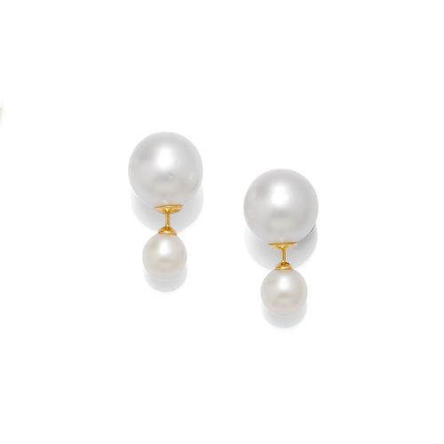 DOUBLE PEARL EAR STUDS. Yellow gold 750. Each with 1 cultured pearl of ca. 8 mm Ø and a cultured pearl of ca. 13 mm Ø.