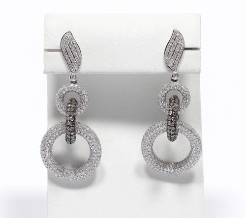 DIAMOND EARRINGS. White gold 750. 3 intertwined ring motifs, set throughout with white and brown brilliant-cut diamonds weighing ca. 5.00 ct in total. L ca. 4 cm.