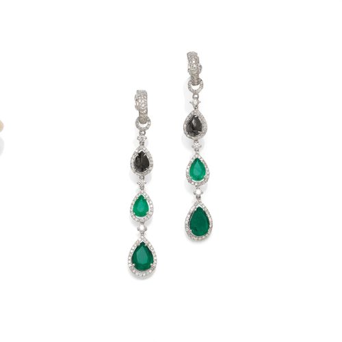 EMERALD AND DIAMOND EARRINGS. White gold 750. Each with 1 pear-cut diamond and 2 pear-cut emeralds, set within a border of diamonds. Total diamond weight ca. 2.80 ct and total emerald weight ca. 3.80 ct. L ca. 5.5 cm.
