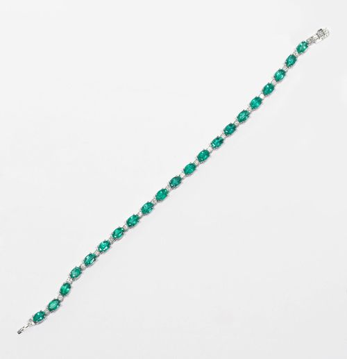 EMERALD AND DIAMOND BRACELET. White gold 750. Set with 21 oval emeralds weighing ca. 10.30 ct in total, and numerous brilliant-cut diamonds weighing ca. 1.60 ct in total. L ca. 19 cm.
