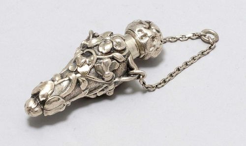 SMALL FLASK, unmarked. Floral decoration, on a short chain. L ca. 6 cm, 17 g.