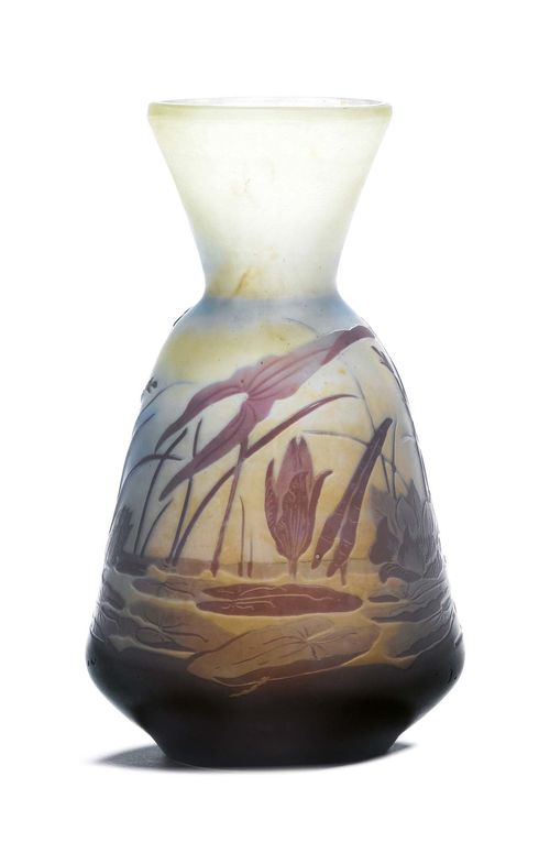 EMILE GALLE, VASE, circa 1900. White glass overlaid in violet with etched decoration. Signed Gallé. H 16.5 cm.