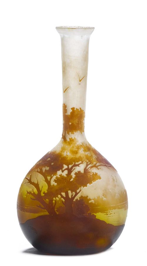 EMILE GALLE, VASE, circa 1900. White glass overlaid in brown with etched decoration. Signed Gallé. H 16.5 cm.