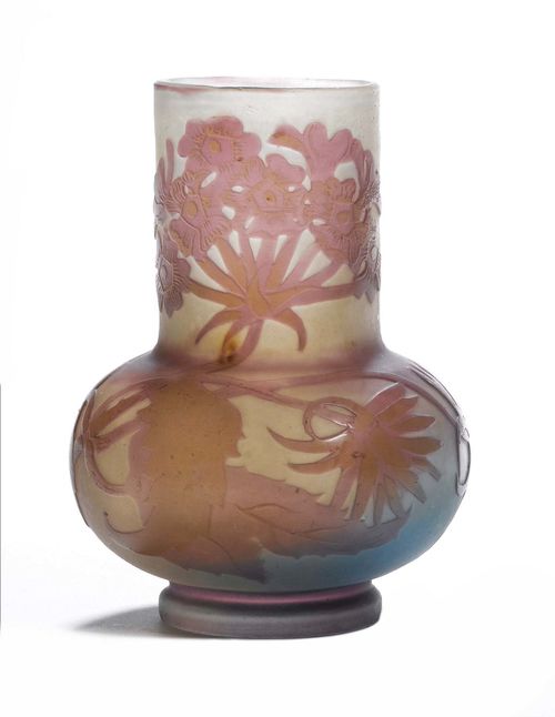 EMILE GALLE, VASE, circa 1900. White glass overlaid in violet with etched decoration. Signed Gallé. H 10 cm.