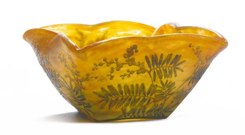 DAUM NANCY, BOWL, circa 1900. Yellow glass overlaid in green with etched decoration. Signed Daum Nancy. D 15 cm.