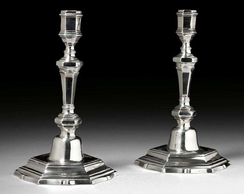 PAIR OF CANDLESTICKS. Poitiers, 1754/55. Michel Letailleur. Hexagonal basic form over a curved, stepped base, smooth foot with node and baluster shaft. H 22.5 cm. Total weight 980 g.
