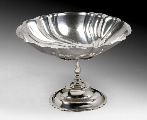 FOOTED BOWL. Augsburg, 2nd half of 18th century.Peter Christian Roser. H 12 cm. 210 g.