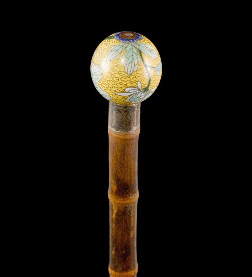 WALKING STICK WITH SPHERICAL GRIP,Art Nouveau. Polychrome painted sphere, decorated with flowers. Bamboo stick with metal tip. L 83.5 cm.