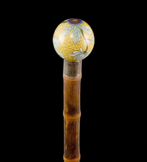 WALKING STICK WITH SPHERICAL GRIP,Art Nouveau. Polychrome painted sphere, decorated with flowers. Bamboo stick with metal tip. L 83.5 cm.