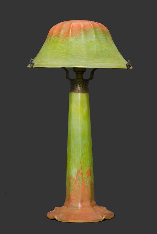 DAUM NANCY LAMP, circa 1910 Green and orange glass. Signed Daum Nancy. H. 41 cm.