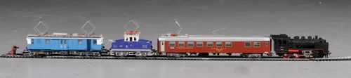 LARGE MIXED LOT OF MODEL TRAINS,German, Märklin, HO. Metal and plastic. Comprising: 17 locomotives, 42 carriages, 10 buildings, 1 tunnel and numerous tracks, 1 transformer, small spare parts.