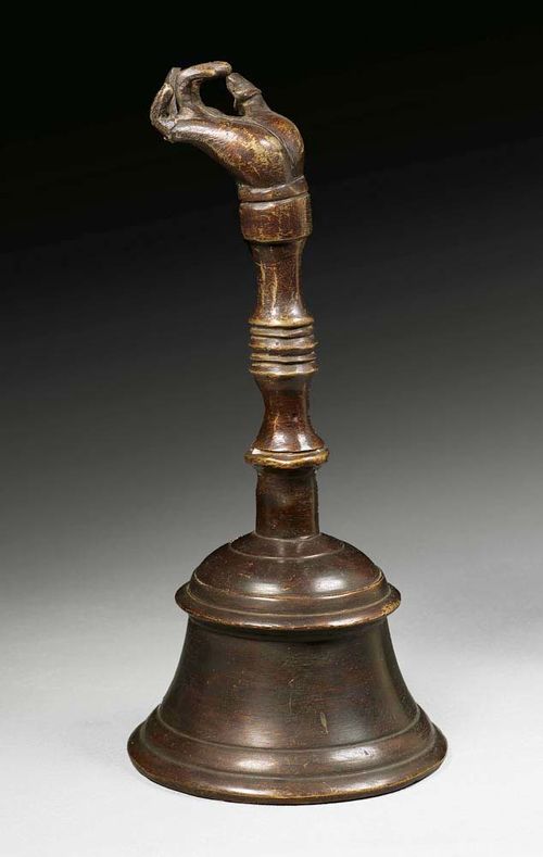 BRONZE TABLE BELL, probably German, 17th/18th century. The handle in the form of a hand. H 28 cm.