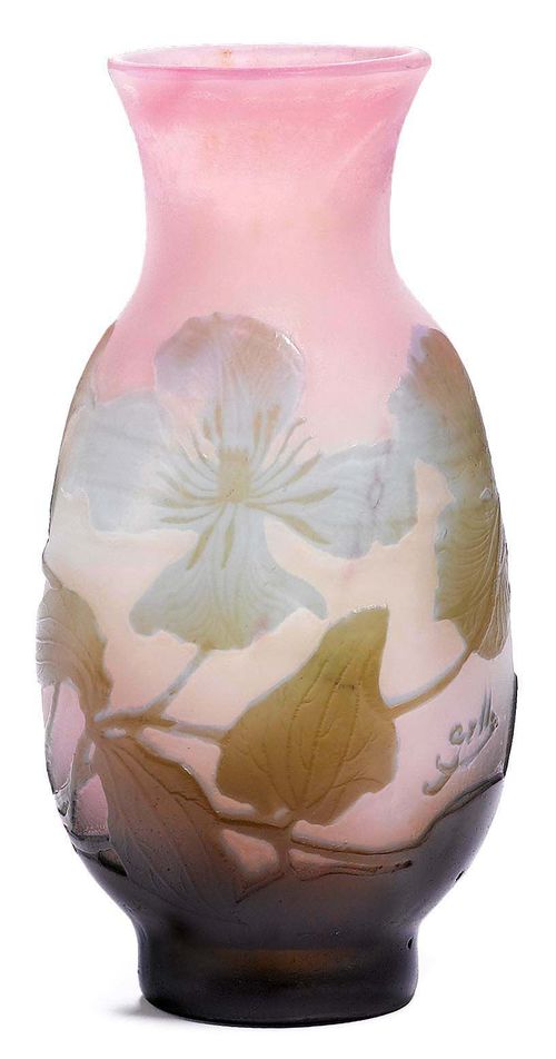 EMILE GALLE VASE, c. 1900 White and pink glass overlaid in light blue and green with etched decoration. Signed Gallé. H. 16 cm.