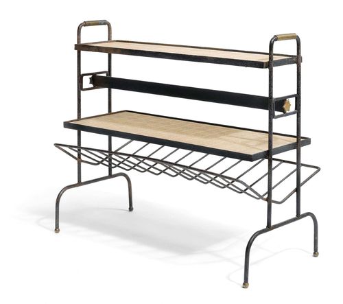 JACQUES ADNET (1900 - 1984) MAGAZINE RACK, c. 1950 Black lacquered metal and brass. 71 x 80 x 42.5 cm.