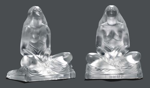 SABINO PARIS BOOKENDS "L'IDOLE", circa 1930 Colourless, pressed glass. Two seated women. Signed Sabino Paris. H 16.5 cm.