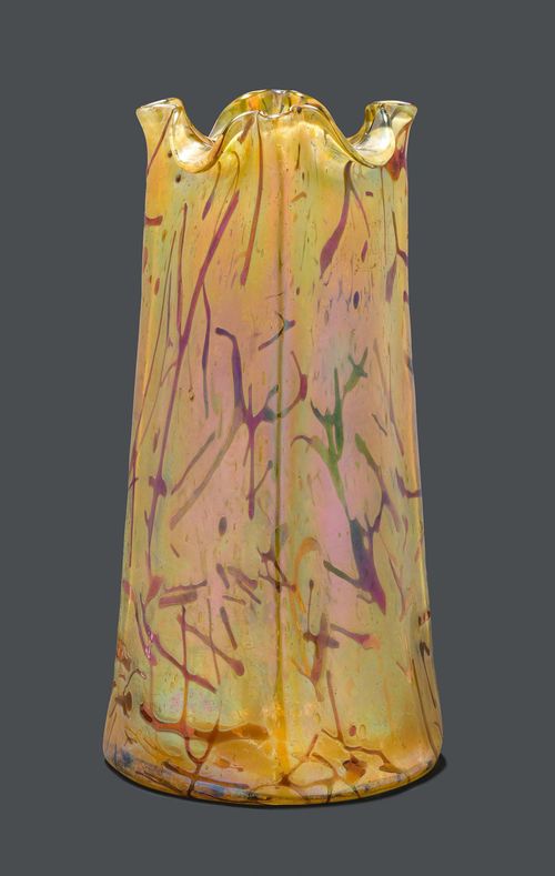 Attributed to KRALIK VASE, circa 1910 Yellow, iridescent glass with violet inlays. Conical, decorated with lines. H 24.5 cm.