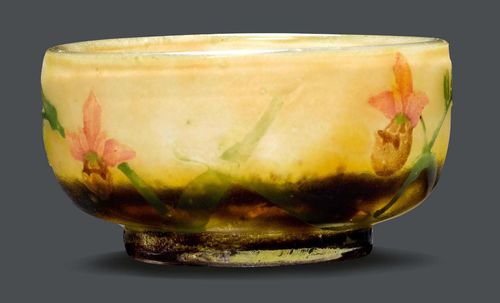 DAUM NANCY MINIATURE BOWL, circa 1900 Yellow glass, etched and enamelled. Round vessel decorated with orchids. Signed Daum Nancy. D 5 cm.