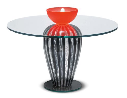 ANDREA ANASTASIO (1961) GLASS TABLE, "Sarah" model, circa 1990 for Memphis Red and transparent glass with black stripes. Signed A.ANASTASIO PER MEMPHIS EXTRA. Chipped. H 55, D 70 cm.