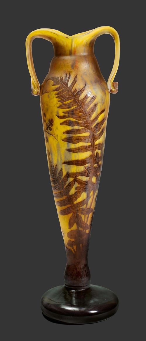 DELATTE NANCY LARGE VASE, circa 1900 Yellow glass with brown overlay and etching. In the form of a fish with fern decoration. Signed Delatte Nancy. H. 60 cm.