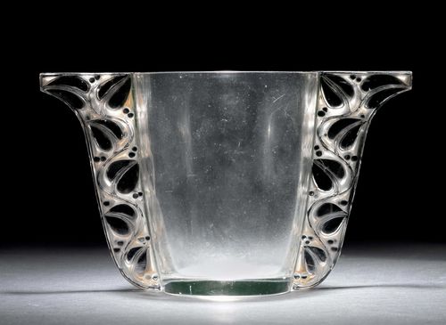 RENE LALIQUE VASE "HONFLEUR", ca. 1930. Colourless, pressed glass. Handles decorated with leaves. Signed R. Lalique France. H 14 cm. Provenance: - from the collection of the Marquis and the Marquise de Amodio y Moya.