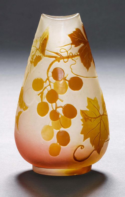 EMILE GALLE VASE, ca. 1900. White glass with brown overlay and etching. Drop-shaped, decorated with vines. Signed Gallé. H 13 cm.