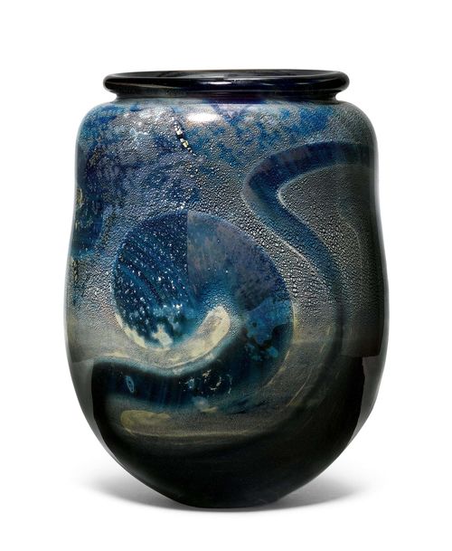 HENRI NAVARRE (1885 - 1971) VASE, ca. 1940. Blue glass with gold inclusions. Bottom signed. H 19 cm. Provenance: La Vieille Fontaine, Rolle.