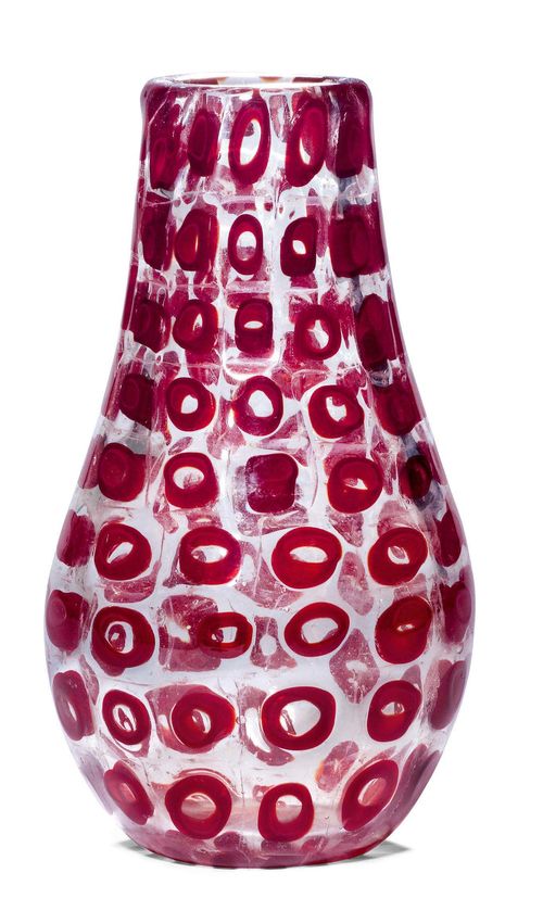 CARLO SCARPA (1906 - 1978) VASE, "Murrine Romane" model, designed ca. 1940 for Venini & Co. Colourless, transparent glass with red inclusions. Produced between 1946 and 1965. Bottom with etched "Venini" signature. H 17 cm.