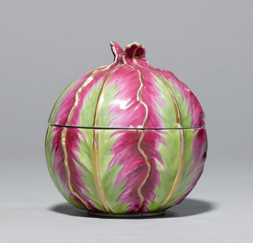 A BONBONNIERE IN THE FORM OF A CABBAGE HEAD,