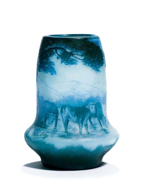 DE VEZ, VASE, circa 1900. White glass overlaid in blue and green with etched decoration. Signed De Vez. H 13.5 cm.