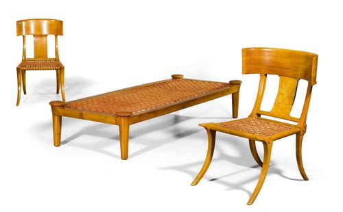 TERENCE HAROLD ROBSJOHN-GIBBINGS (1905 - 1976) SUITE OF FURNITURE, model "Klismos", designed in 1937, produced by Saridis since 1965 Walnut and leather. Comprising 1 lounger and 2 chairs. Plaques on the frames. Lounger L 205 cm.
