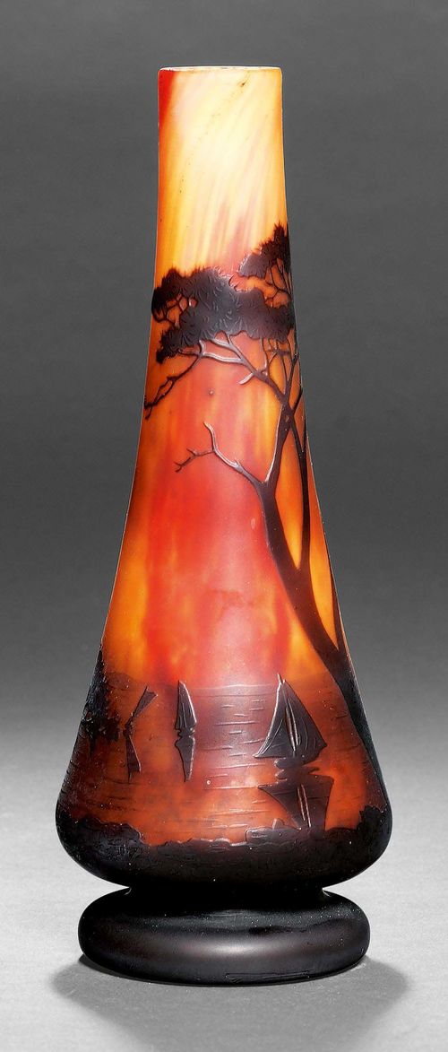 DAUM NANCY VASE, ca. 1900. Orange glass with brown overlay and etching. Conical vase with landscape decoration. Signed Daum Nancy. H 24 cm.