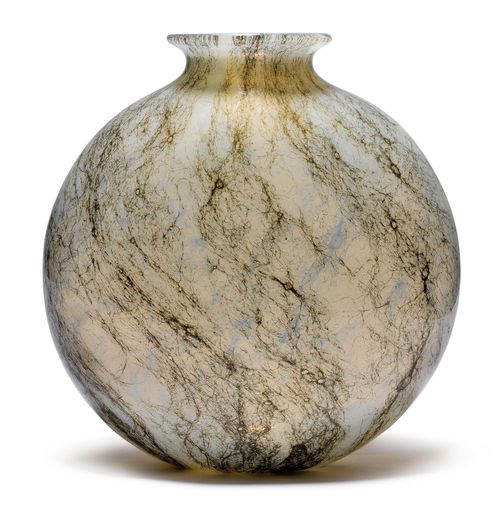 ERCOLE BAROVIER (1889-1974) VASE, from the "Crepuscolo" series, designed ca. 1935/36 for Barovier & Toso. Transparent, colourless glass with dark inclusions. H 35 cm. Bottom with engraved signature: Barovier & Toso Murano.
