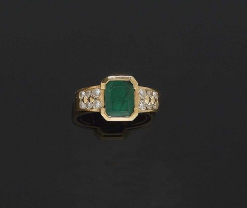 EMERALD AND DIAMOND RING. Yellow gold 750. The top set with 1 octagonal emerald of ca. 1.80 ct, the shoulders with 12 brilliant-cut diamonds totalling ca. 0.30 ct. Size ca. 53.