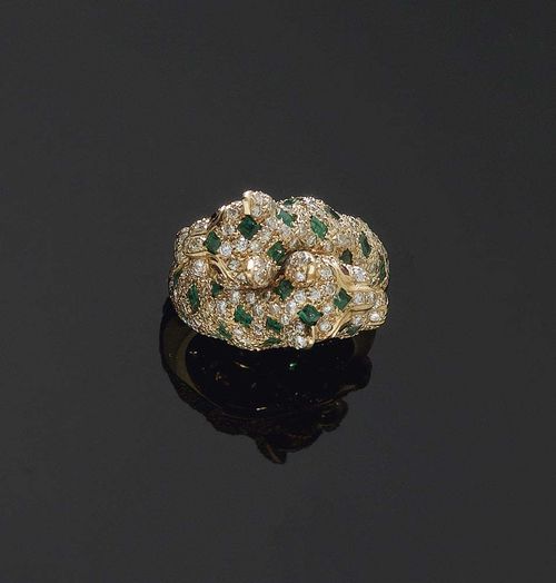 EMERALD AND DIAMOND RING. Yellow gold 750. Croisé model with 2 panther heads, set with 36 emerald carrés totalling ca. 1.70 ct also numerous brilliant-cut diamonds totalling ca. 1.70 ct. With 4 small rubies for eyes. Size 58