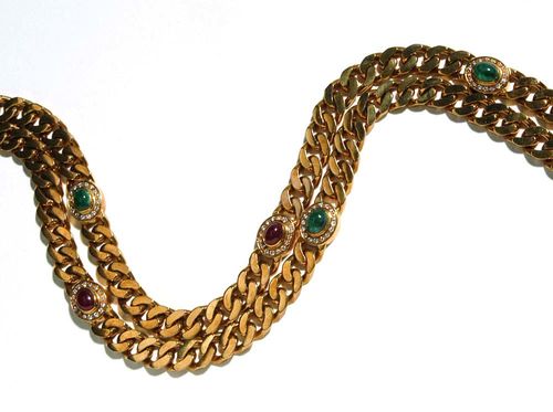 EMERALD, RUBY AND DIAMOND SAUTOIR, E. MEISTER. Yellow gold 750, 262g. Large classic sautoir decorated with 2 oval emerald cabochons and 1 ruby cabochon on each side in diamond surround. Total weight of emeralds ca. 4.00 ct, of rubies ca. 3.00 ct and of the 96 brilliant-cut diamonds ca. 1.00 ct. L ca. 100 cm. Matches following lots.