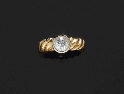 DIAMOND RING. Yellow and white gold 750. The top set with 1 old mine cut diamond of  ca. 1.00 ct ca. H/SI2 in white bezel setting.  Size 51.
