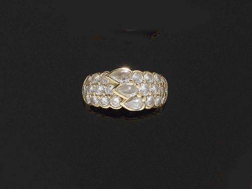 DIAMOND RING, LOUIS GÉRARD. Yellow gold 750. Set with 22 brilliant-cut diamonds totalling ca. 1.00 ct and also decorated with 3 diamond drops totalling ca. 0.70 ct. Size 52. Matches previous lot.