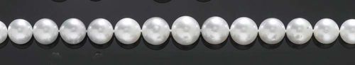 PEARL NECKLACE. White gold fastener 585. 35 graduated silver-white South Sea cultured pearls, 10 to 14.5 mm Ø, with  ball clasp. L 43 cm.