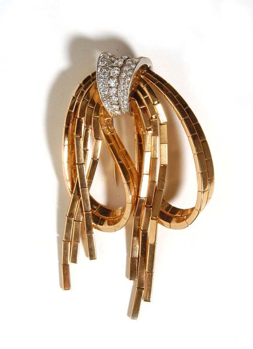 GOLD AND BRILLIANT-CUT DIAMOND BROOCH, GÜBELIN, circa 1945. Yellow gold 750 and Platinum. 72g. Bow brooch with articulated "Klötzliketten" bands. The bow with platinum band motifs set with 54 brilliant-cut diamonds and 8 octagonal cut diamonds totalling ca. 3.00 ct.