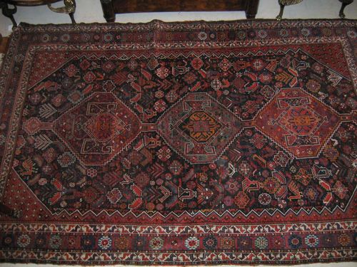 GASHGAI old. Dark central field with 3 medallions patterned with stylised plants and animals. Slight wear. 290x190 cm.