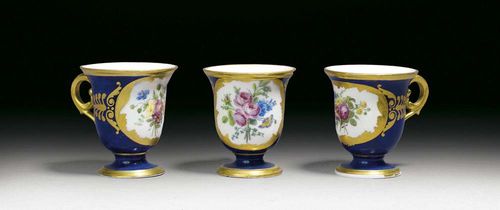 18 ICE CUPS ‚TASSES À GLACE', Paris, 19th century. Decorated en suite with lot 1792.