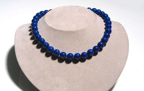 LAPIS-LAZULI STRING. Necklace/string consisting of 37 lapis-lazuli beads with a diameter of ca. 10.5-11 mm and of fine quality, without clasp. L 41 cm.